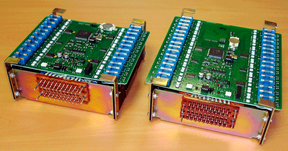 Блоки электронные контроллеров КДУ-3.2Н (слева) и КДУ-3.3Н (справа). Защитные экраны сняты.